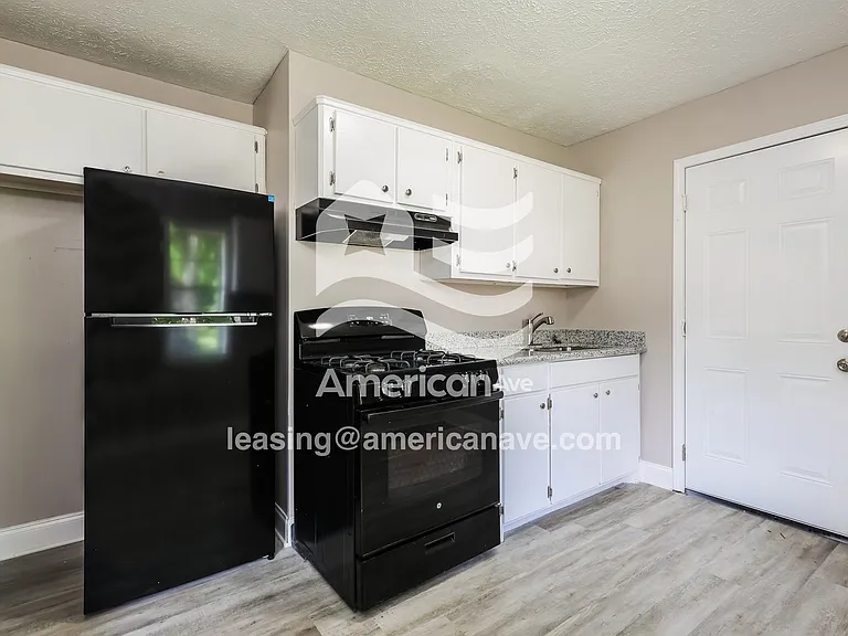 1979168_006_kitchen_13773541.jpg