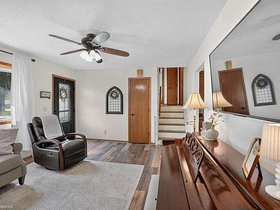 4th image of 1921 Carriage Hill Dr