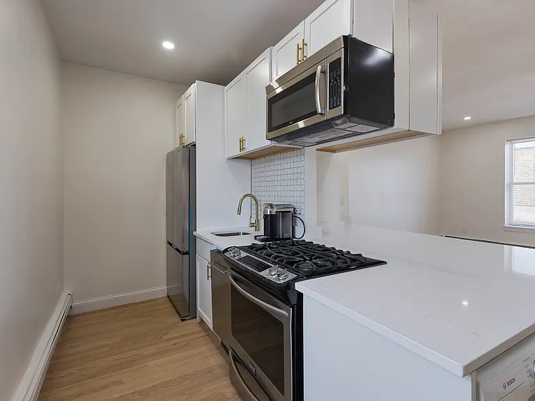 543 E 60th St #4 — Photo 8