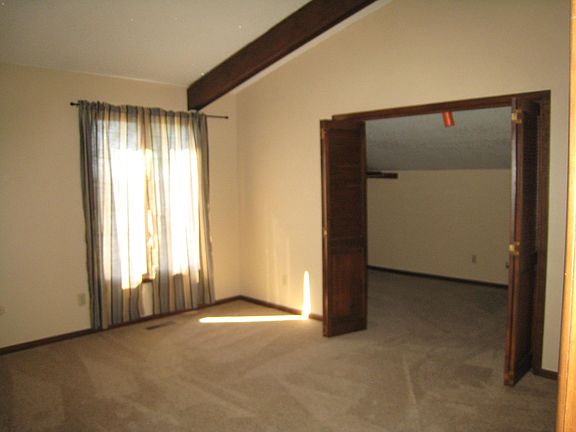 2nd image of 2031 Meadowood St