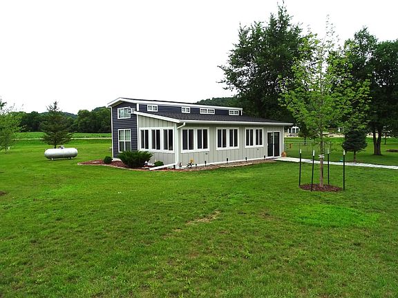 4th image of N1041 Prairie Rose Dr