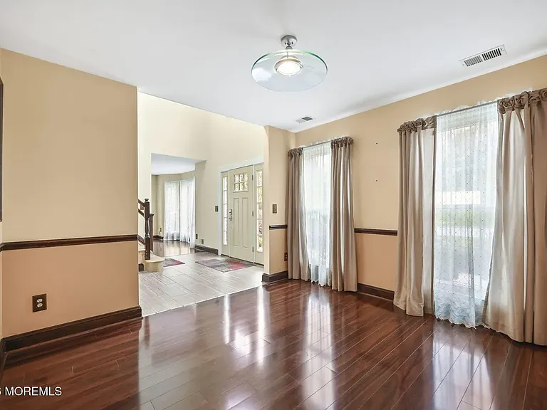 10 Marc Dr — Photo 7