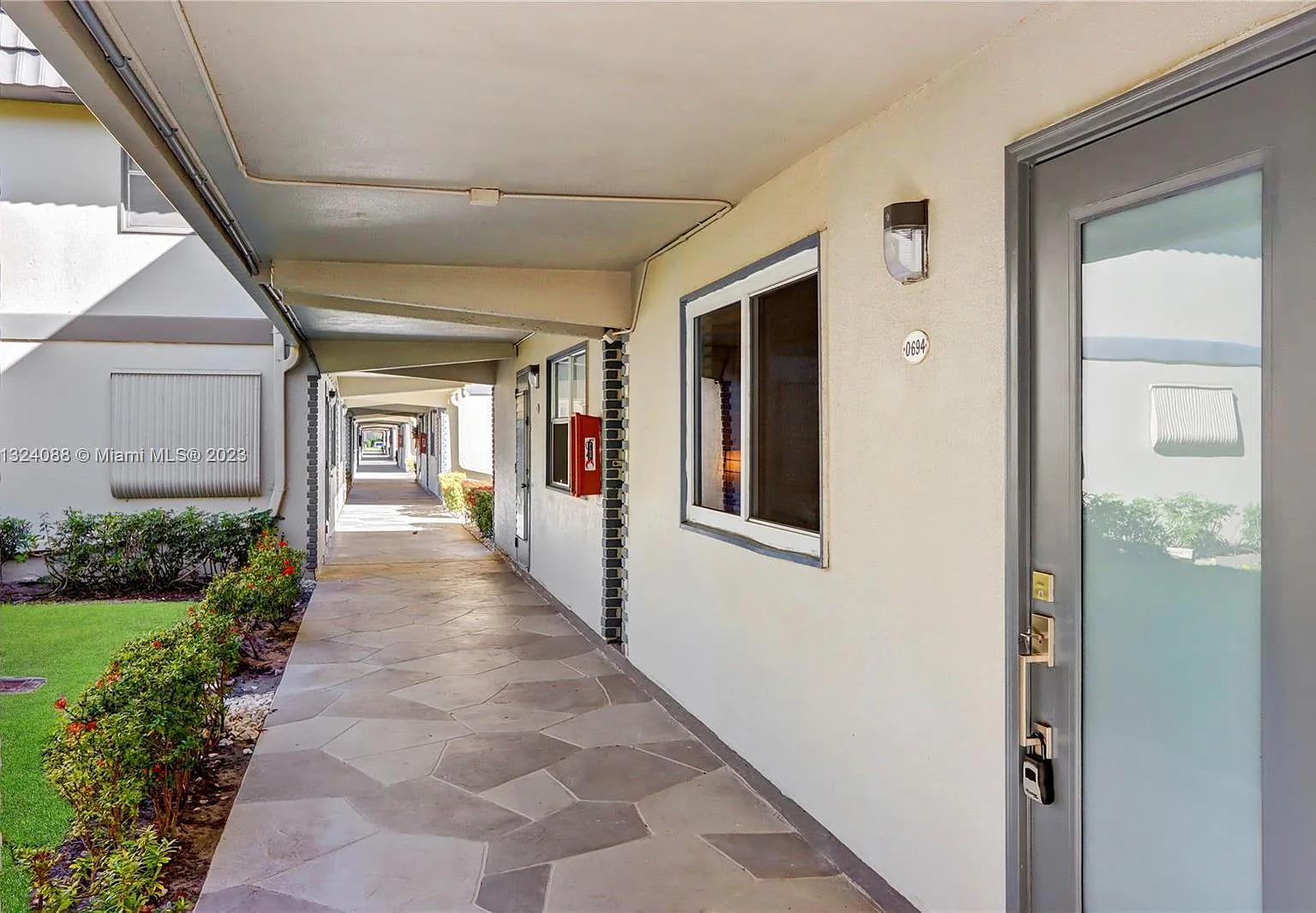 1 bed, 1.5 bath, 726 sqft, $1,700 — Photo 2