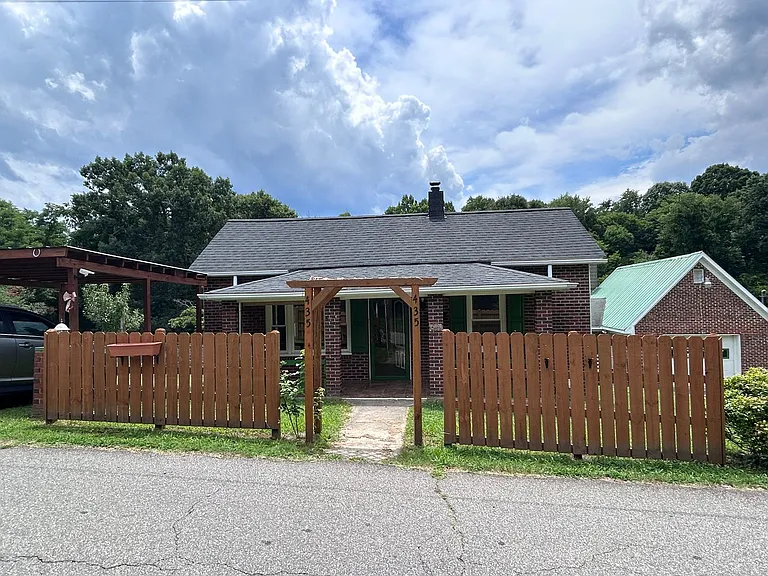 435 Lawrence St — Photo 20