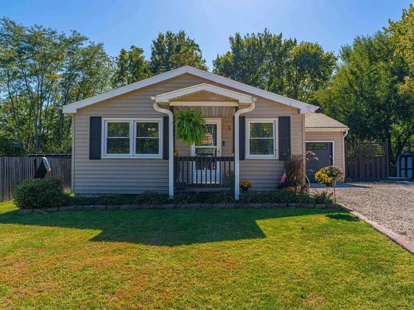 5 Willow Dr, Clinton, IL 61727