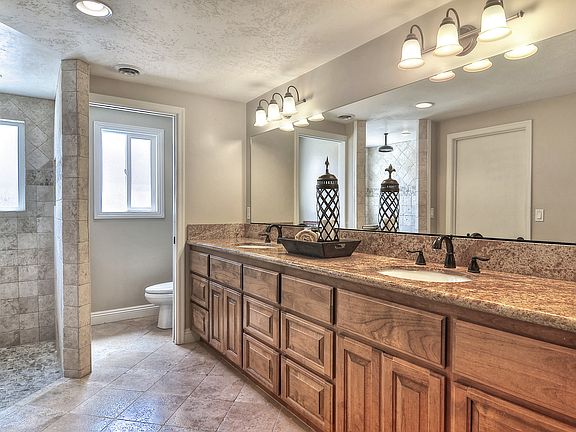 5th image of 13592 Fairmont Way