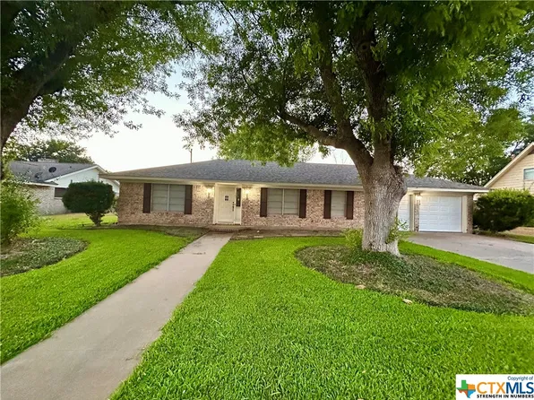 105 Rosewood Dr, Victoria, TX 77901