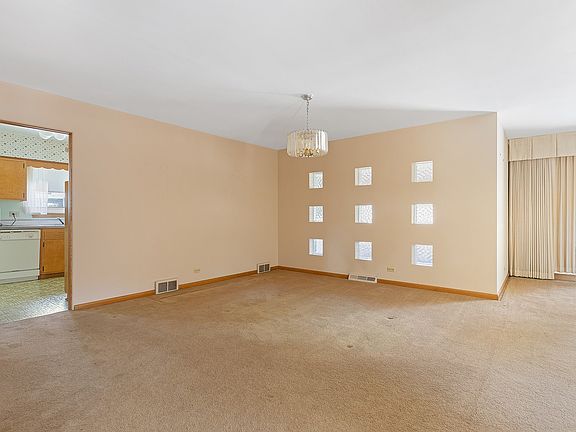 3rd image of 10640 Fleet St