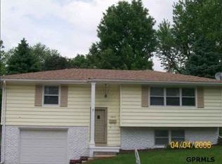 12212 R St, Omaha, NE 68137