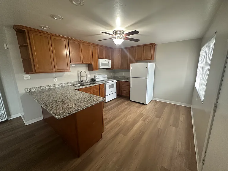 Villa Grove Apartments — Photo 29