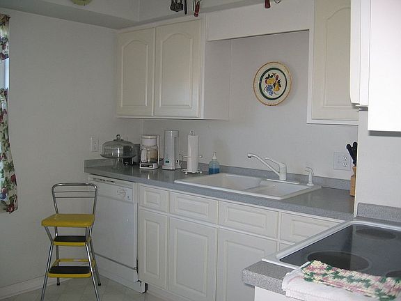 kitchen w/ tray ceiling