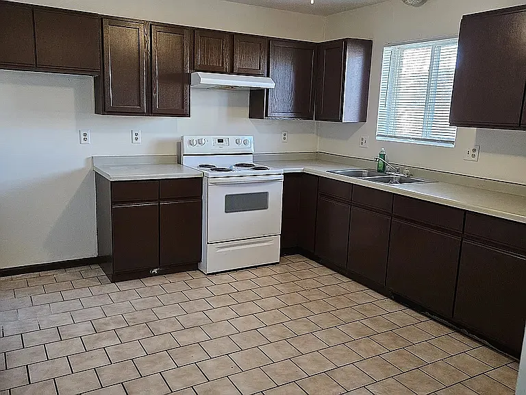 3 bed, $925 — Photo 2
