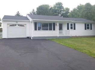 17 Gannett Rd, Farmington, NY 14425