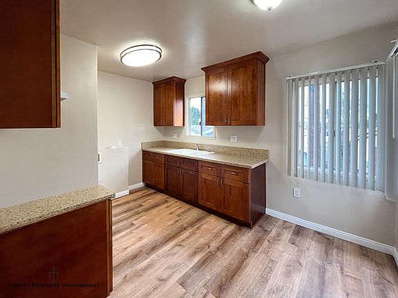 4th image of 1137 1/2 W 90th St