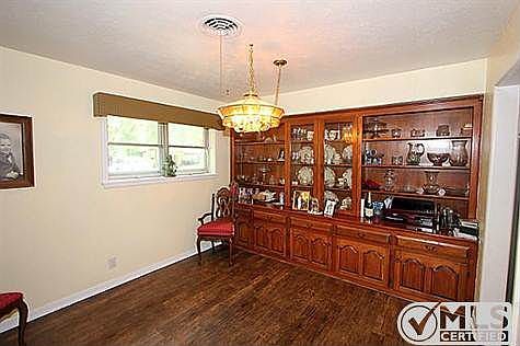 2nd image of 707 Oakwood Dr