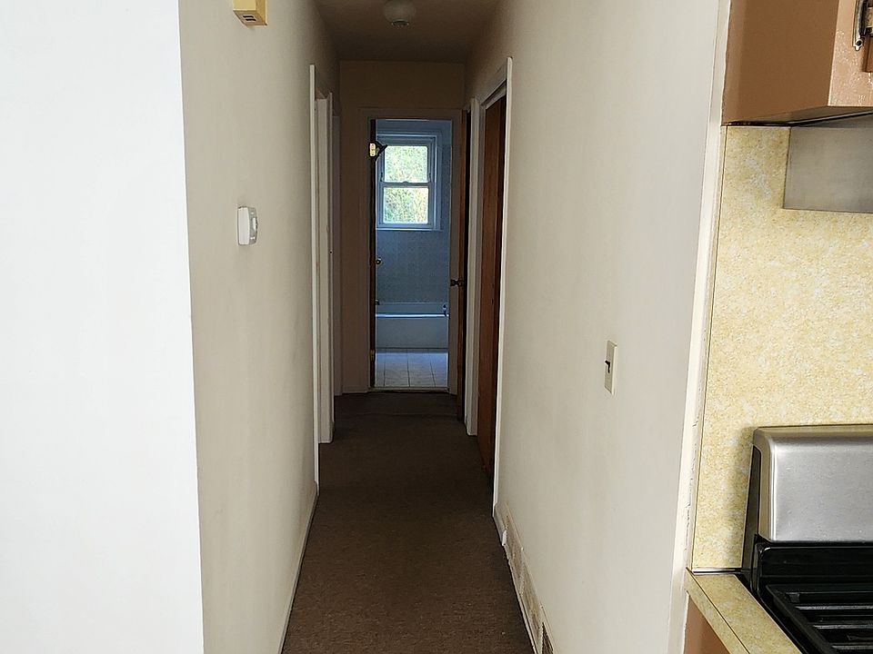 hallway to bedrooms