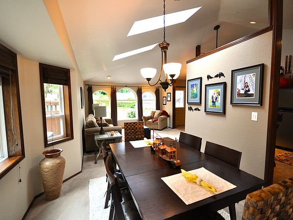 5th image of 9442 Saint Johns Pl NE