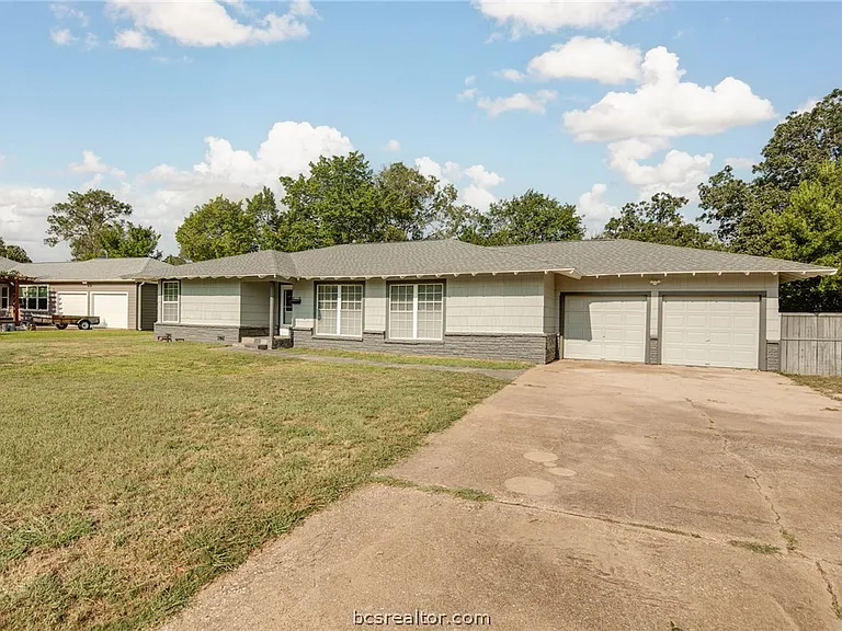 1004 Edgewood Dr — Photo 2
