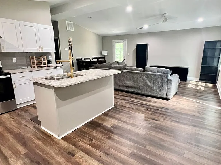 2752 Santa Barbara Dr NW — Photo 2