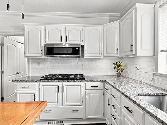 3rd image of 70 Pine St