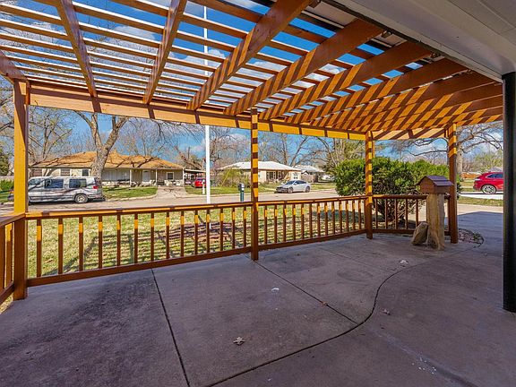 4th image of 2815 E Glen Oaks Dr