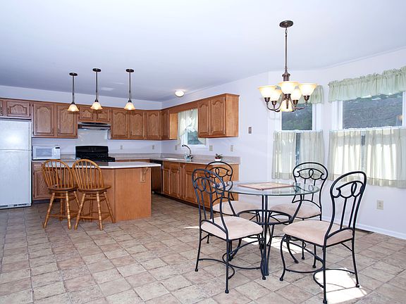 Eating Area & Kitchen