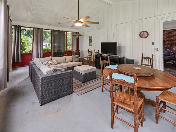 4th image of 940 Chesterfield Dr