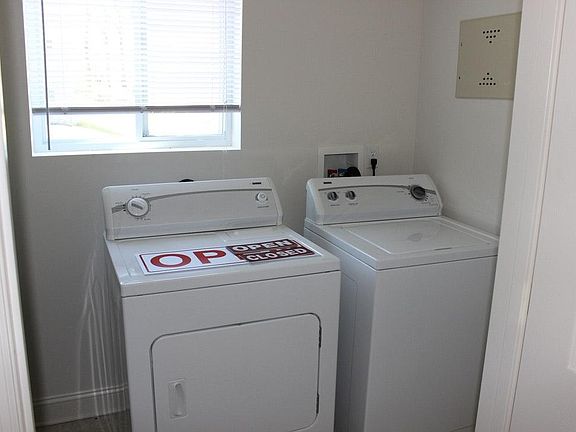 utility room with w/d