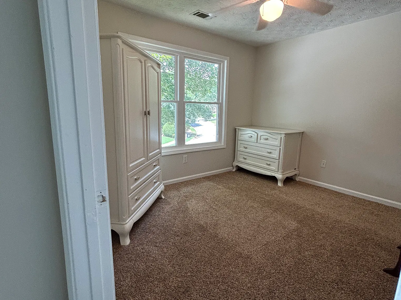 4 bed, 2446 sqft, $2,800 — Photo 3