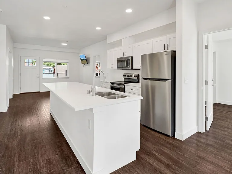 619 E Myrtle St — Photo 9