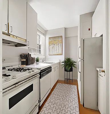 3rd image of 222 E 71st St APT 1D