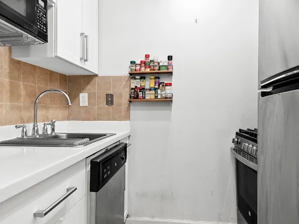 350 West 50th Street image 4 of 14