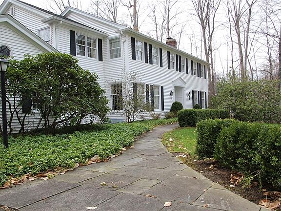 3rd image of 6 Woods Hole Ct