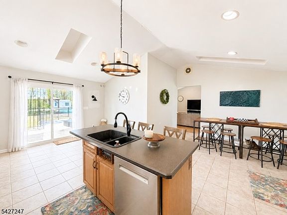 3rd image of 3 Elizabeth Ln