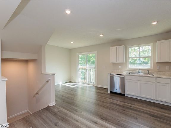 5th image of 212 Raintree Ln