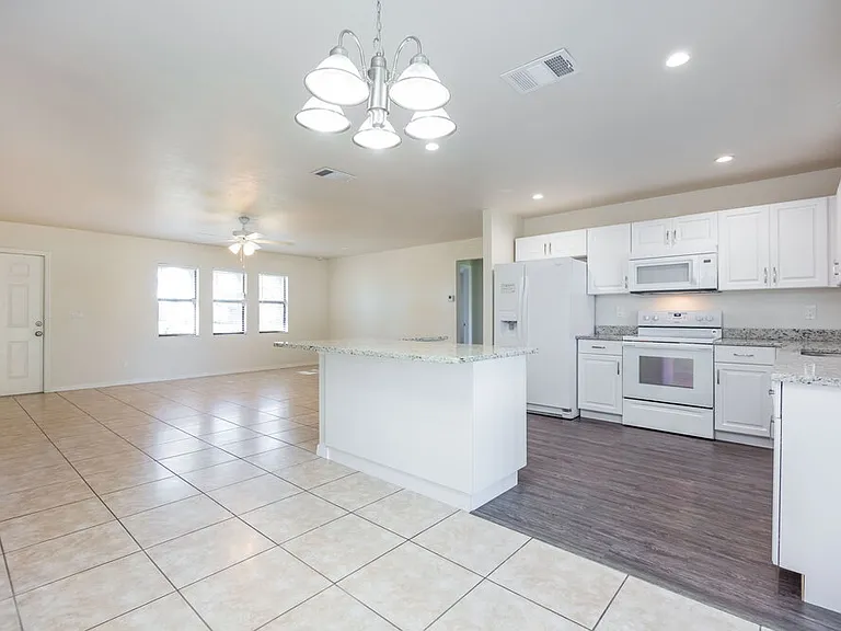 1009 Nicholas Pkwy W — Photo 3