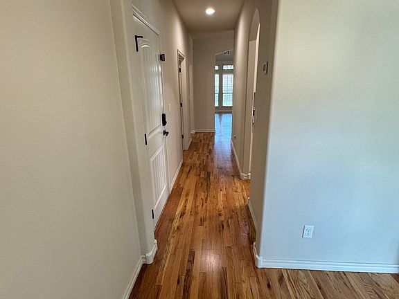 4th image of 912 W Fargo St
