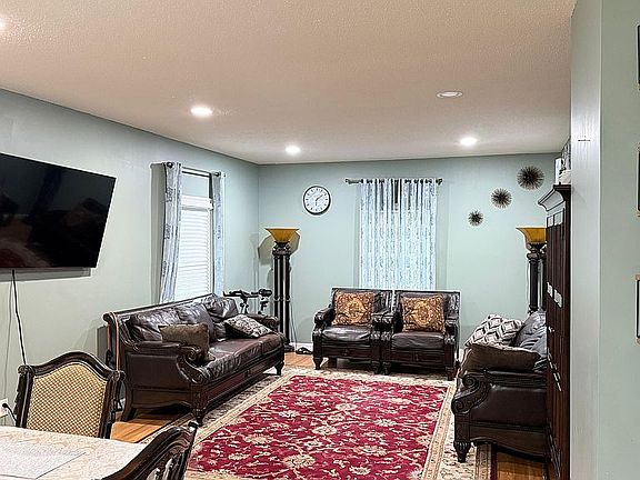 4th image of 987 Silver Ln