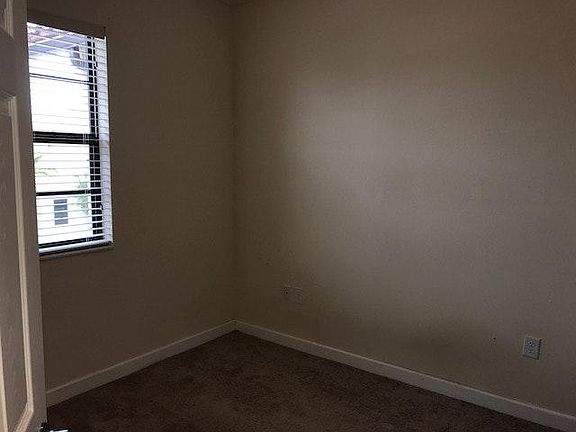 4th image of 601 SE 32nd Ter #601