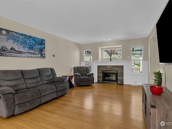 5th image of 14212 Woodland Avenue E