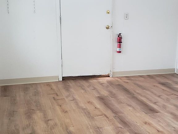 3rd image of 1128 Hess Ave