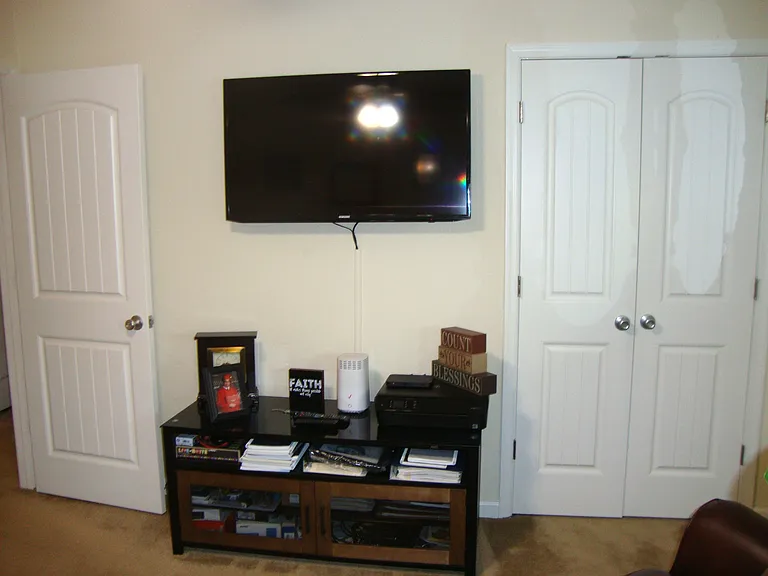 709 Valentine Ln — Photo 3