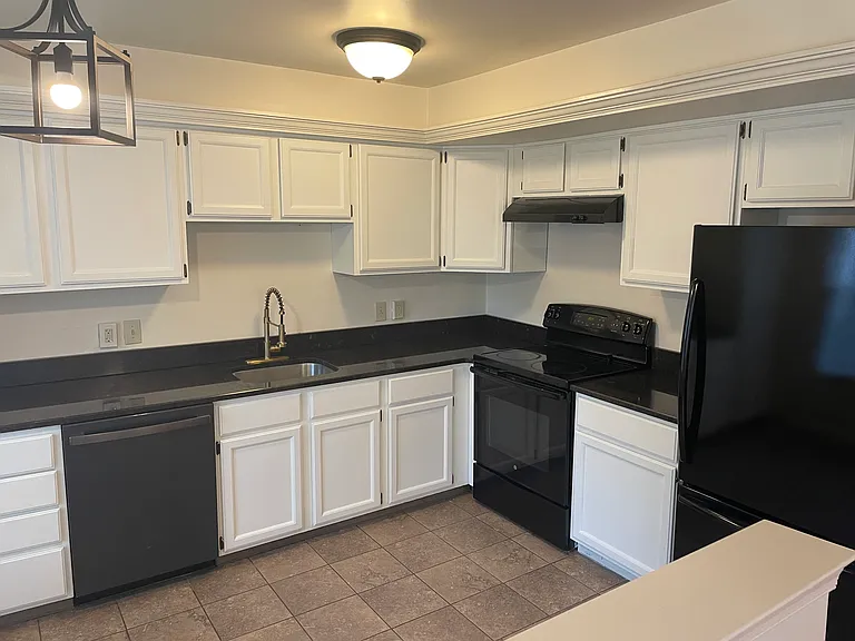465 Trumbull Ct — Photo 8