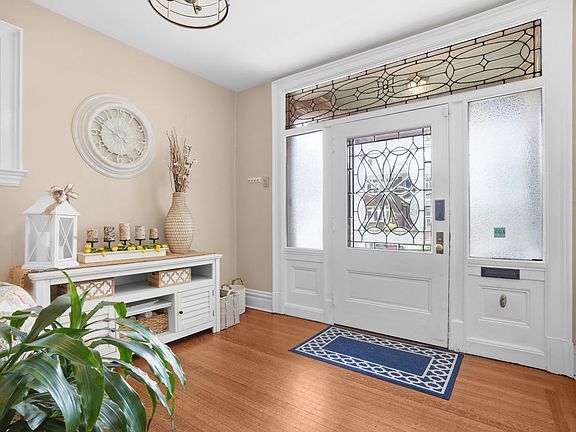 4th image of 205 Lexington Ave