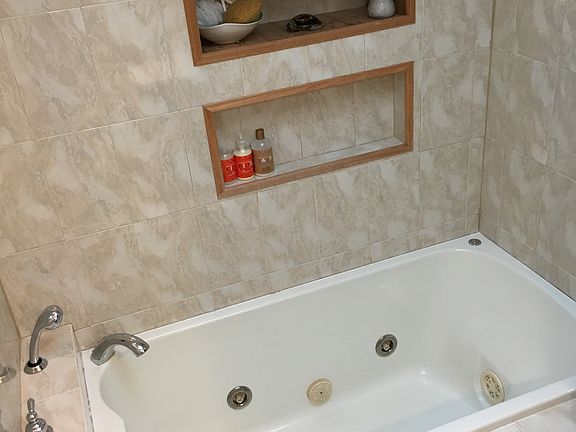 Jetted tub