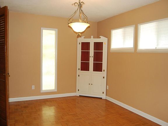 3rd image of 9 Chelsea Dr