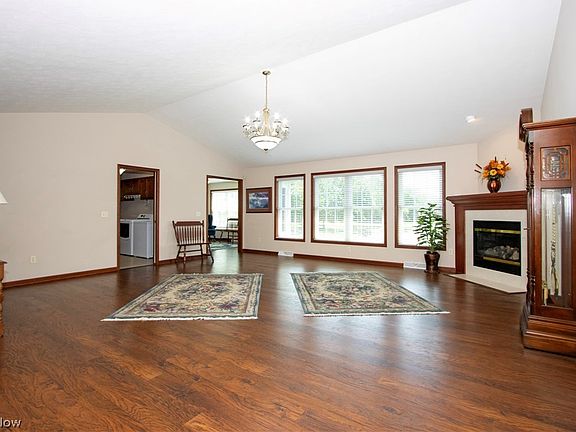 4th image of 1030 Fairfield Dr