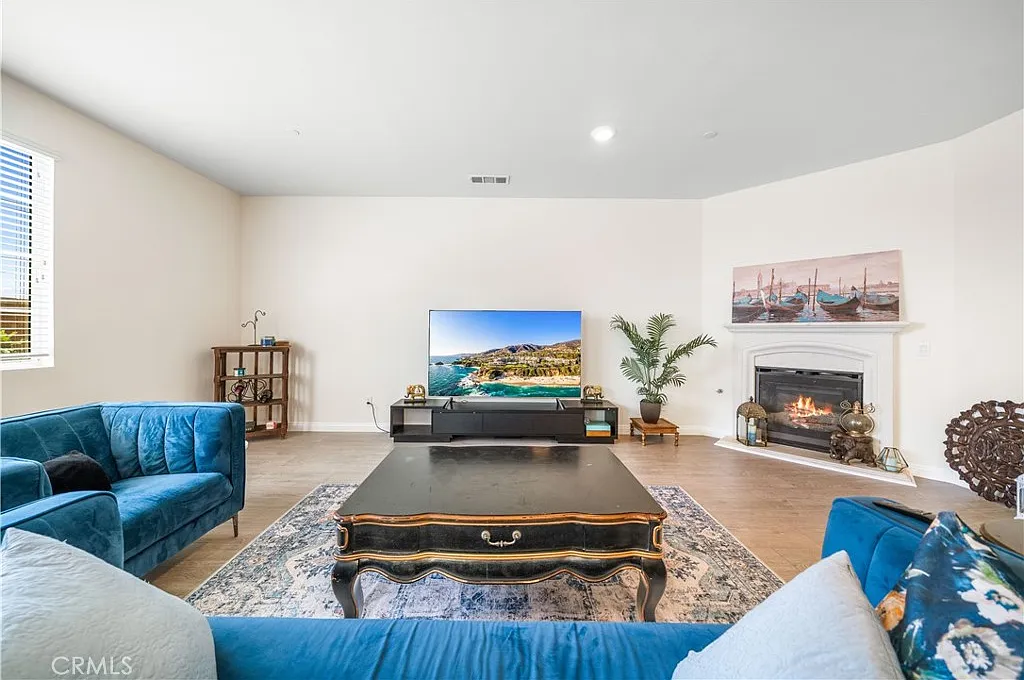 5 bed, 2980 sqft, $3,900 — Photo 3