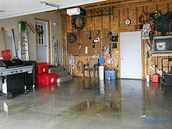 3rd image of 406 Wisteria St