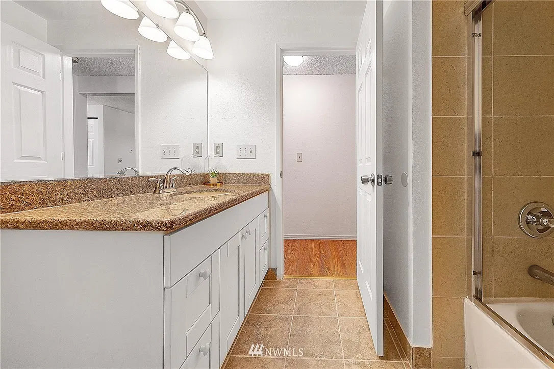 2 bed, 897 sqft, $1,375 — Photo 4